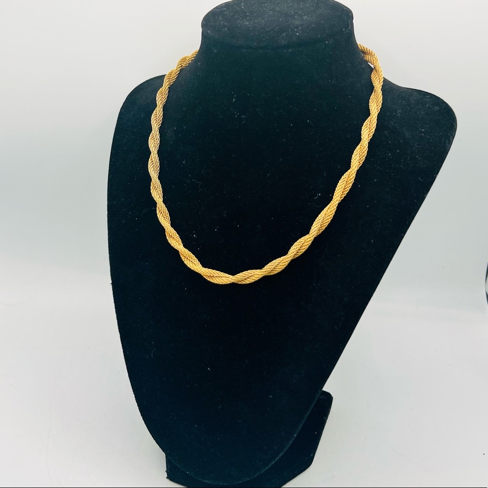 Simple vintage SARAH COVENTRY twisted gold mesh chain necklace 18”